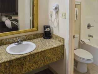 Queen Room - Non Smoking - Photo 10