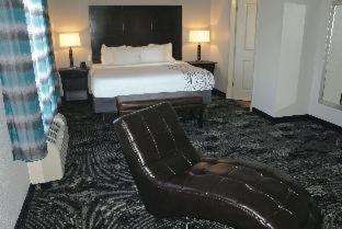 Queen Room with Bathtub with Grab Bars - Disability Access/Non-Smoking - Photo 3