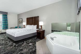 Queen Room with Bathtub with Grab Bars - Disability Access/Non-Smoking - Photo 2