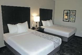 Queen Room with Two Queen Beds - Non-Smoking - Photo 1