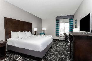 Queen Room with Two Queen Beds - Non-Smoking - Photo 2
