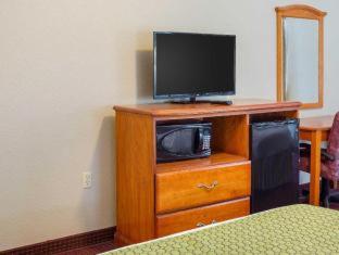 Standard King Room - Non Smoking/Upper Floor/No Elevator Access - Photo 6