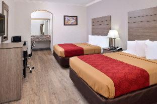 Standard Queen Room with Two Queen Beds - Smoking - Photo 5