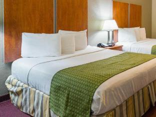 Standard Queen Room with Two Queen Beds - Smoking - Photo 6
