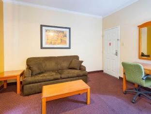 Standard Queen Room with Two Queen Beds - Smoking - Photo 8