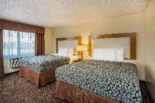 One-Bedroom Queen Suite - Non-Smoking - Photo 2