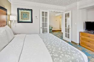 King Suite with Pool View - Non-Smoking