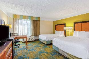 Deluxe Double Room with Two Double Beds and Pool View - Non-Smoking