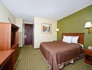 Queen Room with Two Queen Beds photo 3