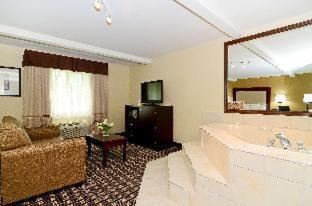 King Room with Tub and Grab Bars - Mobility/Hearing Accessible - Non-Smoking - Photo 4