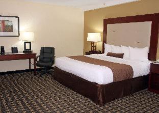 King Room with Tub and Grab Bars - Mobility/Hearing Accessible - Non-Smoking - Photo 3