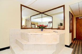 King Room with Tub and Grab Bars - Mobility/Hearing Accessible - Non-Smoking - Photo 2