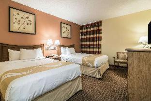 Quadruple Room with Two Queen Beds - Non Smoking - Photo 3