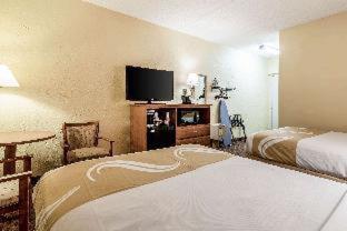 Quadruple Room with Two Queen Beds - Non Smoking - Photo 2
