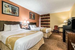 Queen Room with Two Queen Beds - Non Smoking - Photo 2
