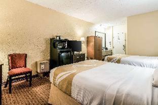 Queen Room with Two Queen Beds - Non Smoking - Photo 3