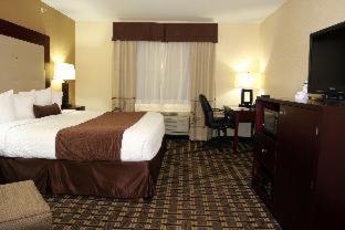 Queen Room with Two Queen Beds - Non-Smoking - Photo 7