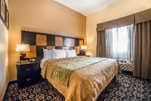 Queen Suite with Two Queen Beds - Non Smoking photo 1