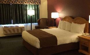 Queen Room with Two Queen Beds - Pet Friendly/Non-Smoking - Photo 2