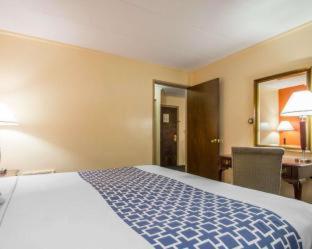 King Room - Non Smoking - Photo 2