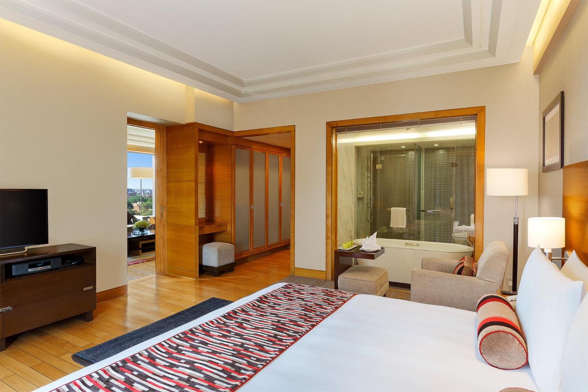 One-Bedroom Suite with Pool View – Lounge Access