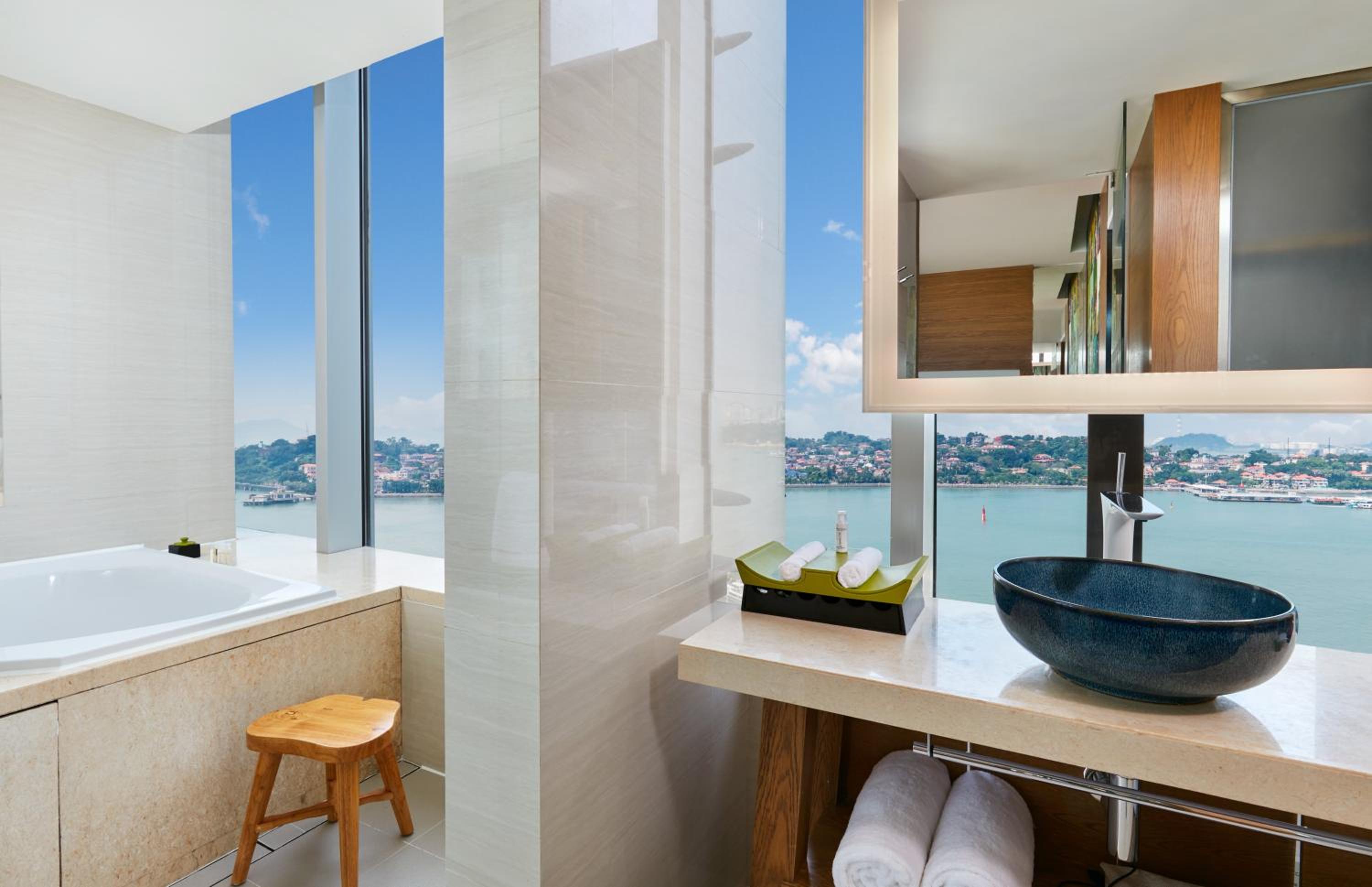 Premium King Room with Sea View - Photo 2