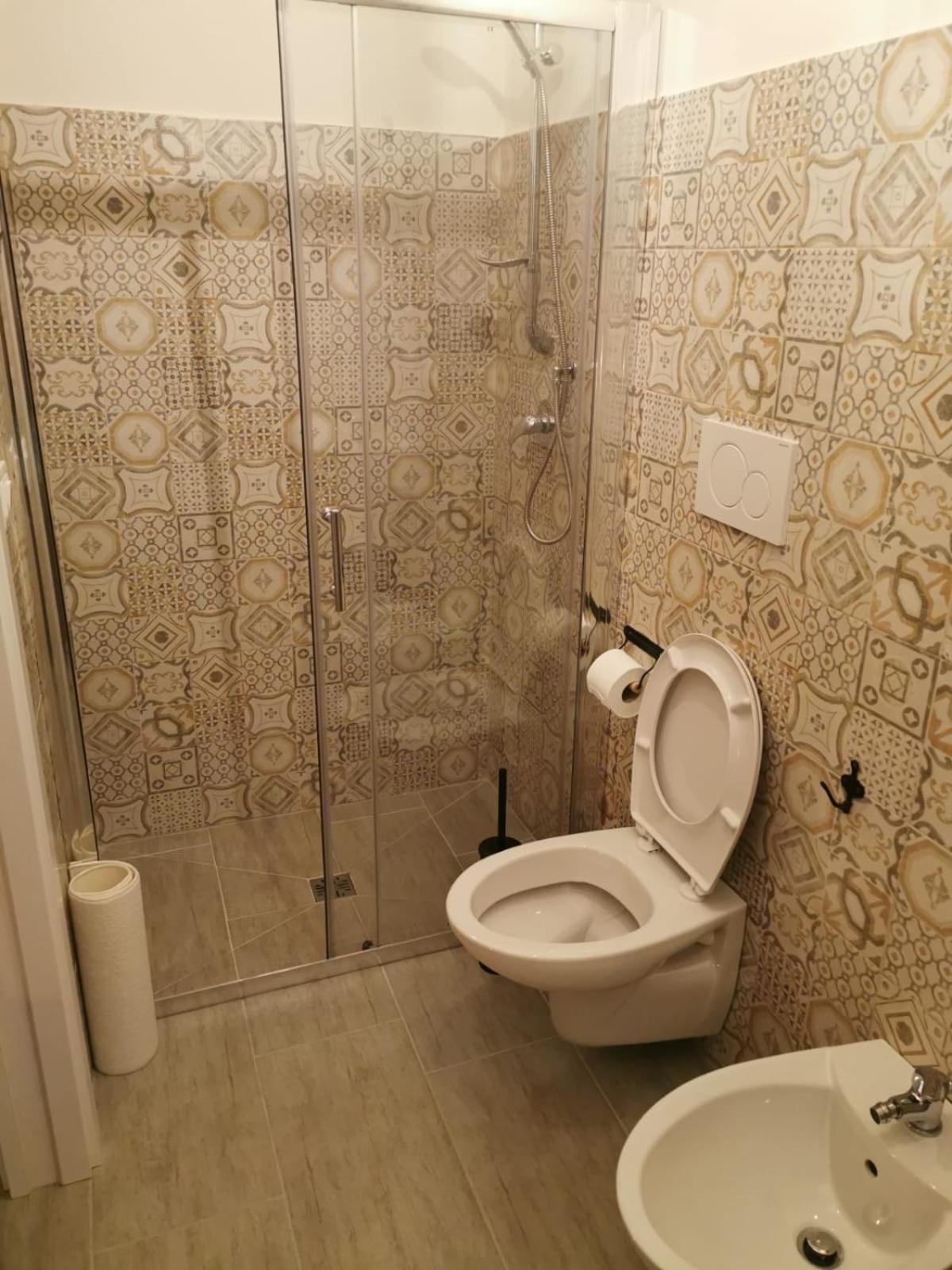 Double Room with Private Bathroom - Photo 4
