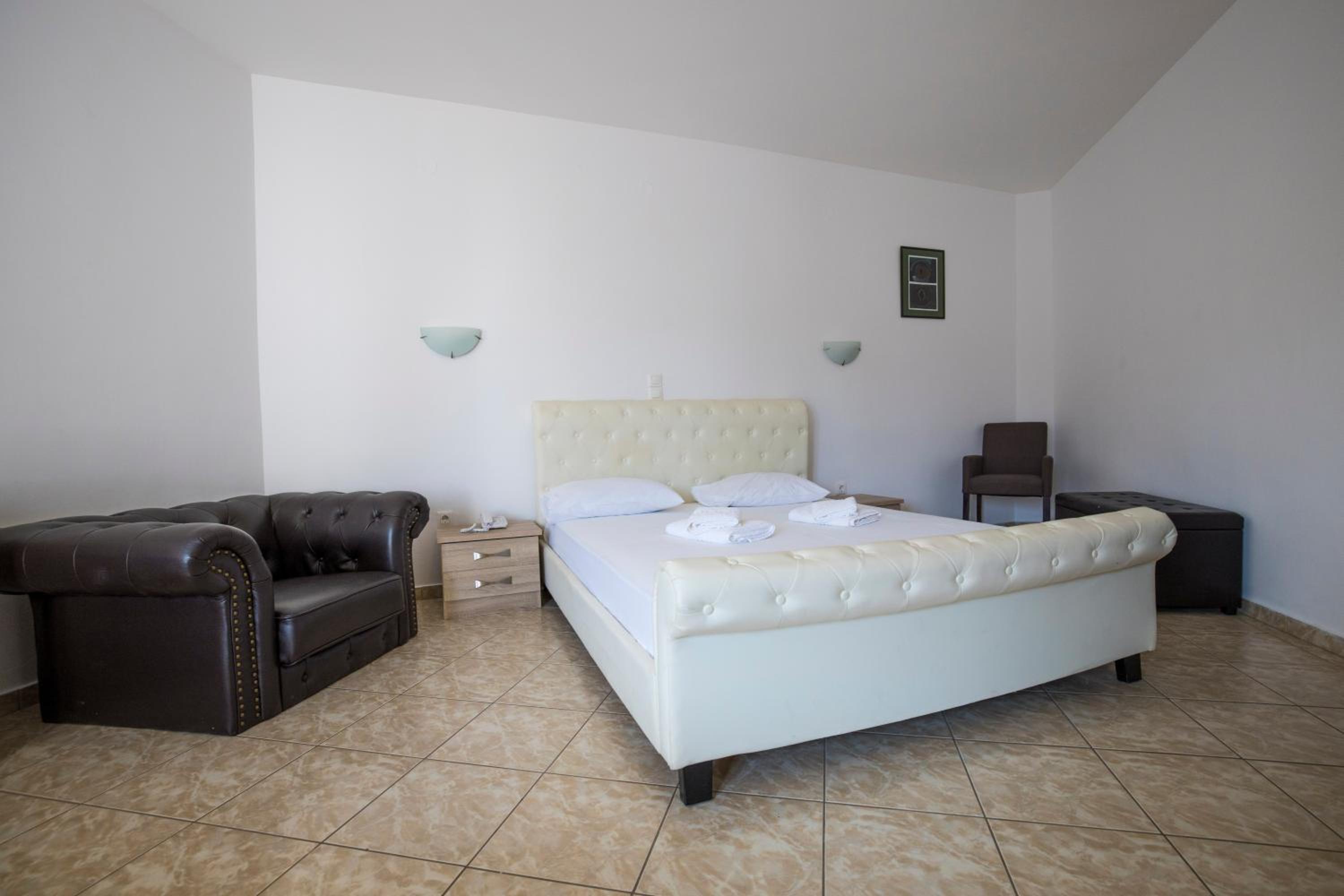 Triple Room with View - Photo 17