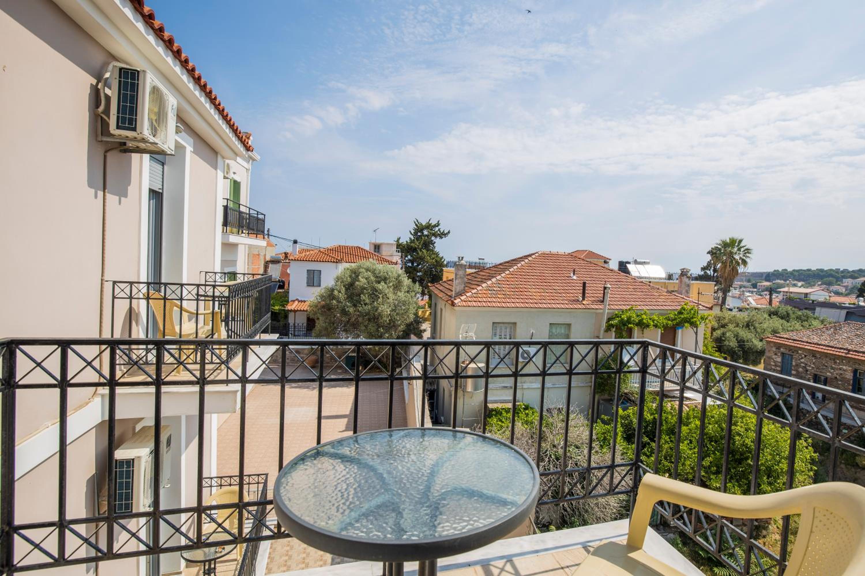 Triple Room with City View - Photo 11