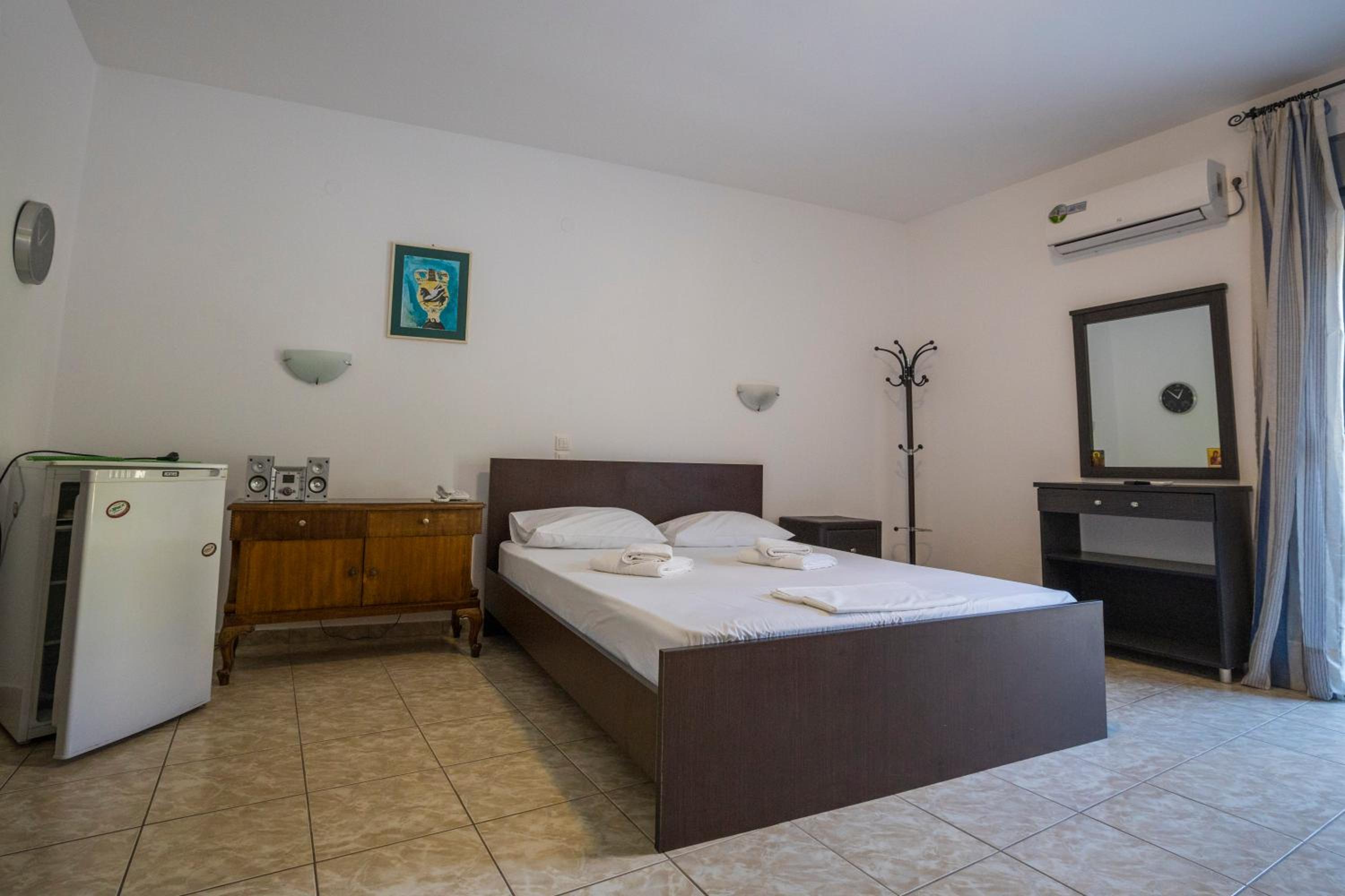 Economy Triple Room - Photo 12