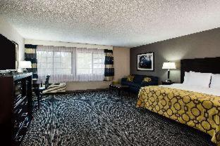 Queen Room with Two Queen Beds and Pool View - Non-Smoking photo 2