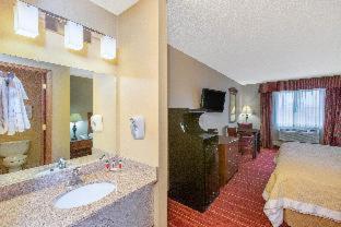 Deluxe Queen Room with Sofa Bed - Non-Smoking - Photo 6