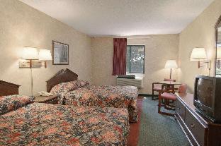 Deluxe Queen Room with Sofa Bed - Non-Smoking - Photo 1