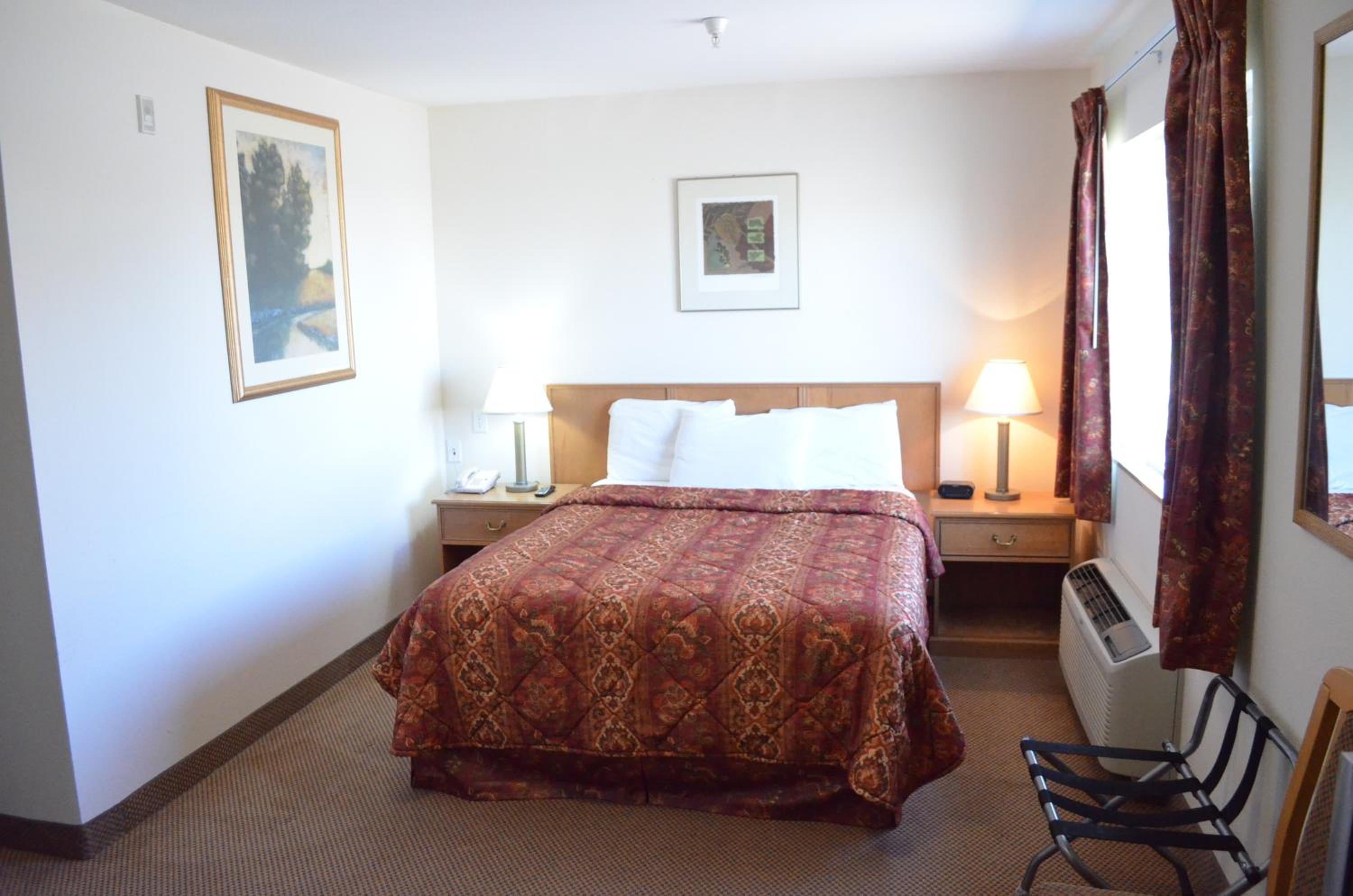 Deluxe Queen Room with Sofa Bed - Non-Smoking photo 1
