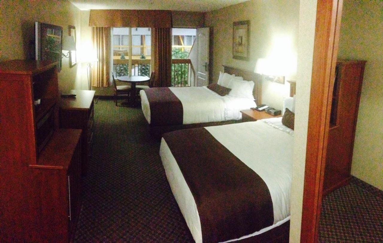Queen Room with Two Queen Beds photo 1