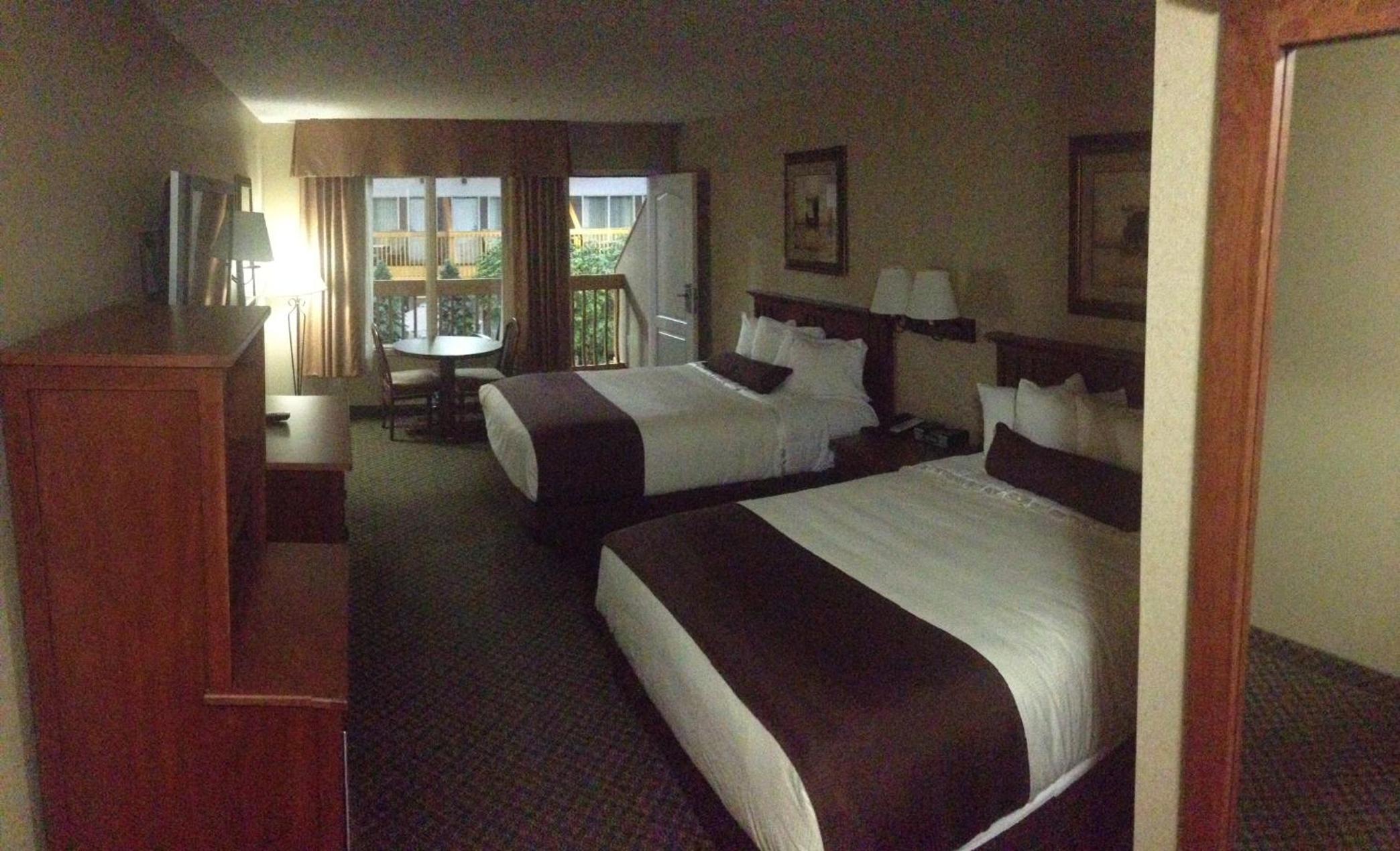 Queen Room with Two Queen Beds photo 2