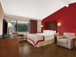 1 King Bed, Mobility Access Room, Stand Up Shower Only w/ Grab Bars, Non-Smoking - Photo 3
