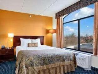 King Suite with Sofa Bed - Non Smoking - Photo 3