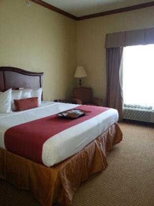 King Suite with Sofa Bed Bath Tub and Kitchenette - Disability Access/Non-Smoking
