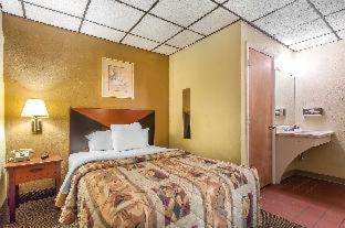 Queen Room - Non Smoking photo 2