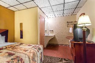 Queen Room - Non Smoking photo 3