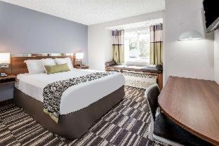 Queen Room with Roll-In Shower - Mobility/Hearing Accessible - Non-Smoking - Photo 1