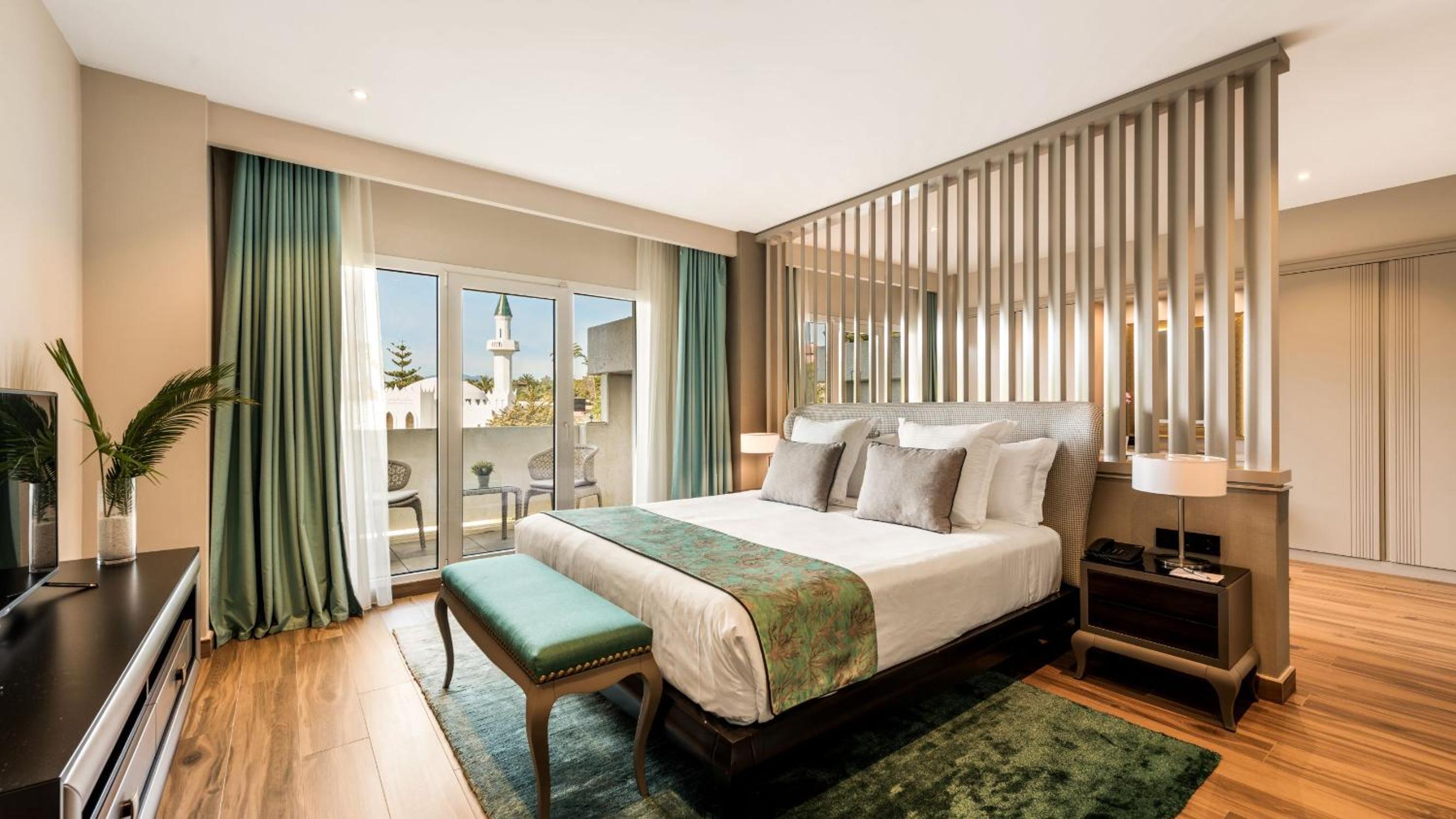 Presidential Suite with Balcony thumbnail 6