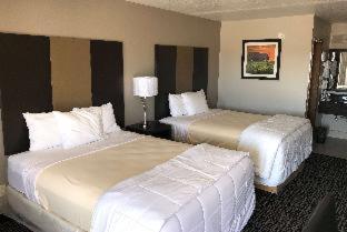Queen Room with Two Queen Beds - Non-Smoking - Photo 2