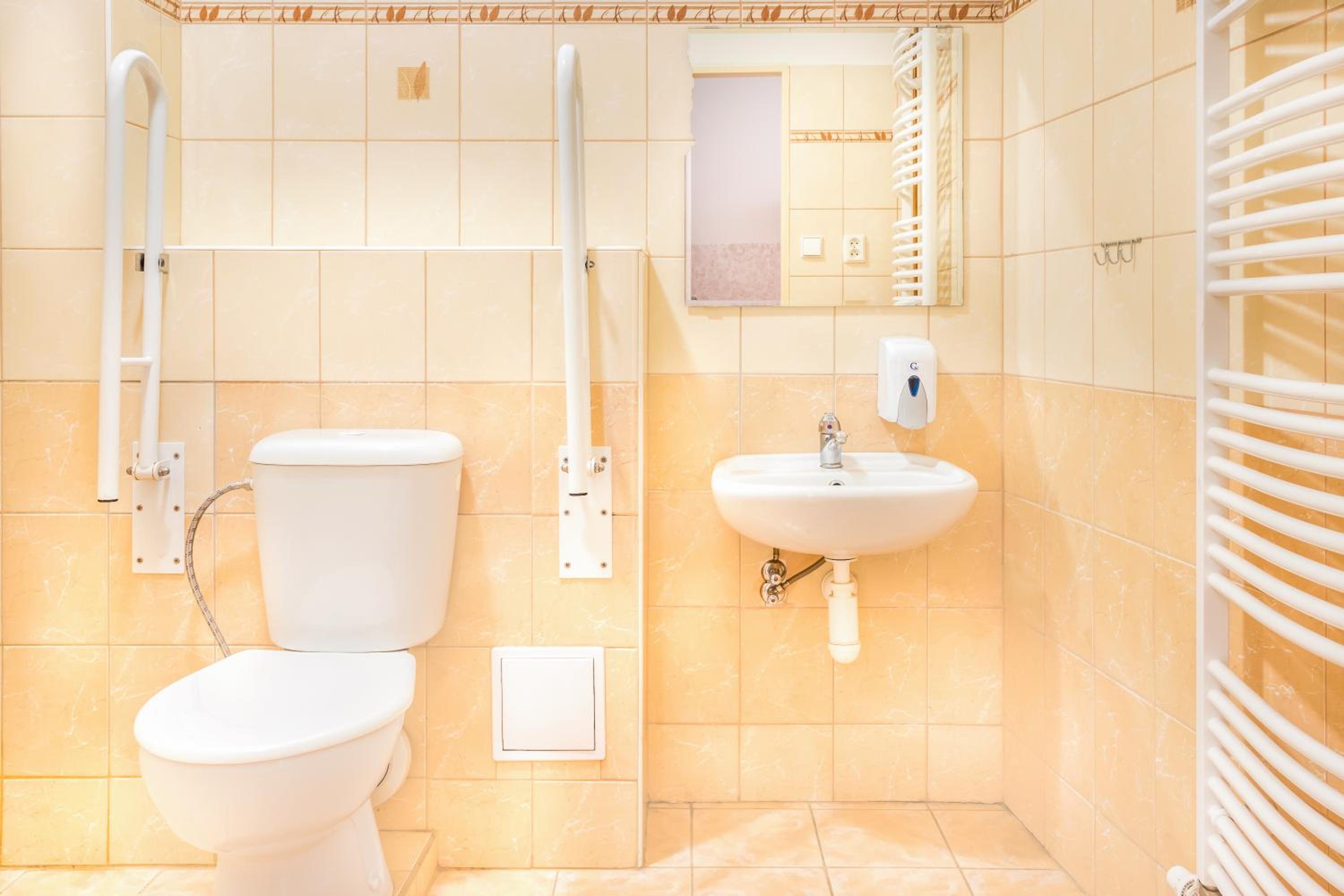 Quadruple Room - Disability Access photo 3