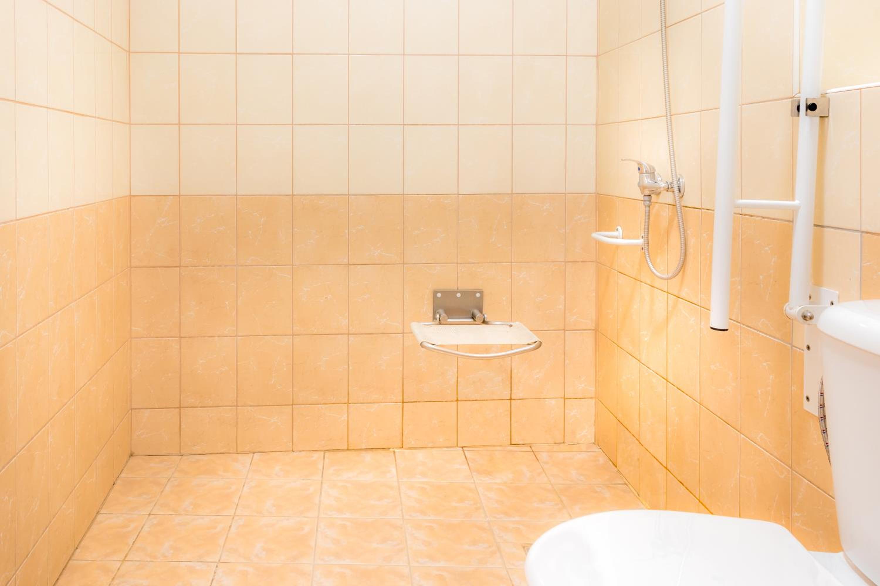 Quadruple Room - Disability Access photo 2