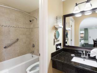 King Room With Roll-In Shower - Mobility Access/Non-Smoking photo 2