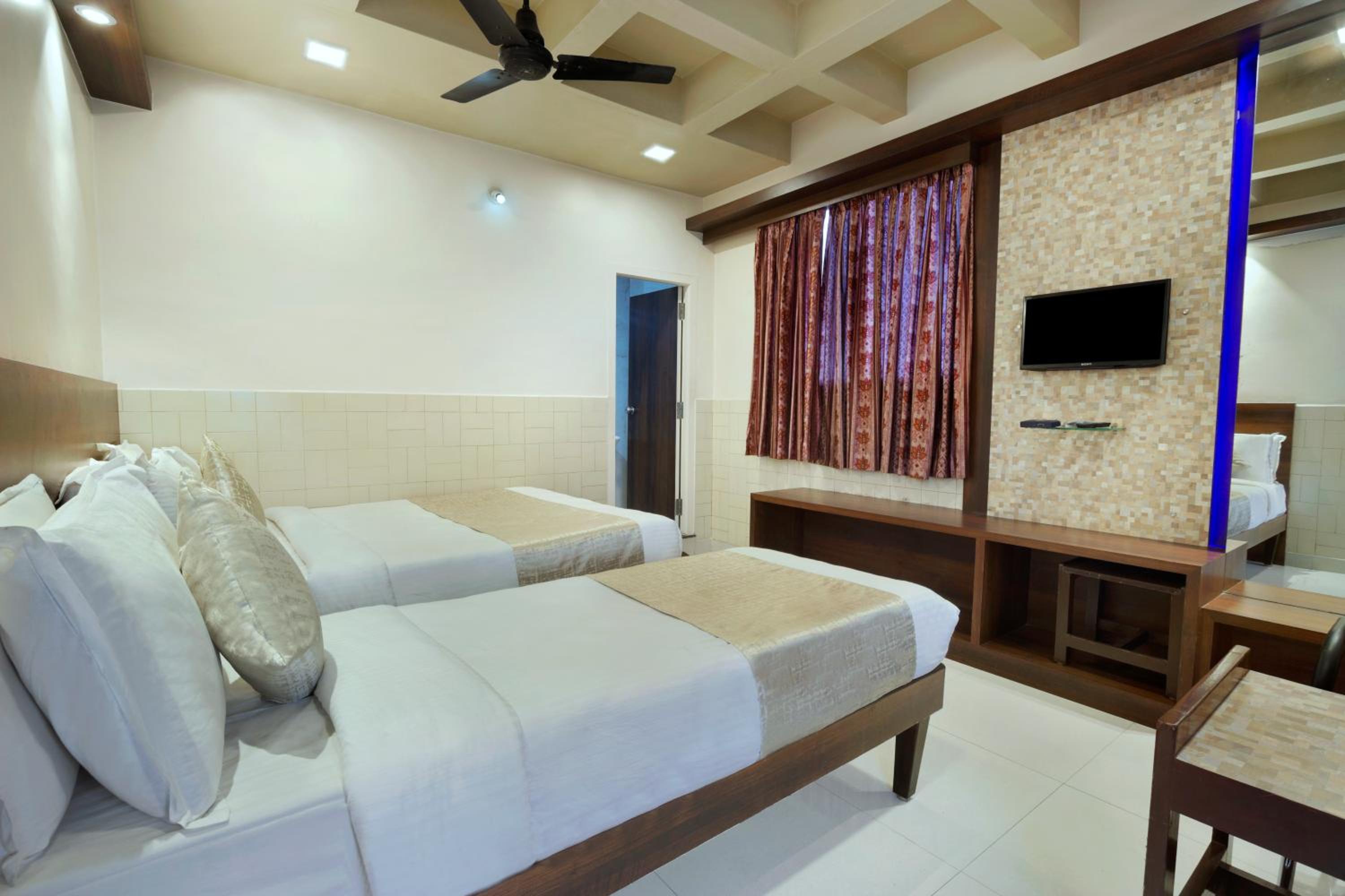 Deluxe Triple Bedded AC Room
