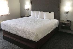 King Suite with Sofa Bed - Non-Smoking - Photo 2