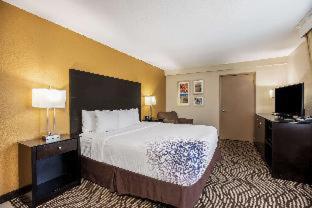 King Room with Bath Tub - Mobility Accessible/Non-Smoking